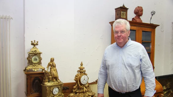 Uwe Gerth ist als Antiquit&auml;tenh&auml;ndler in ganz Deutschland unterwegs. In Bad Saluflen hat er au&szlig;erdem einen Laden, der derzeit wegen des Lockdowns aber geschlossen ist. - &copy; Nadine Uphoff