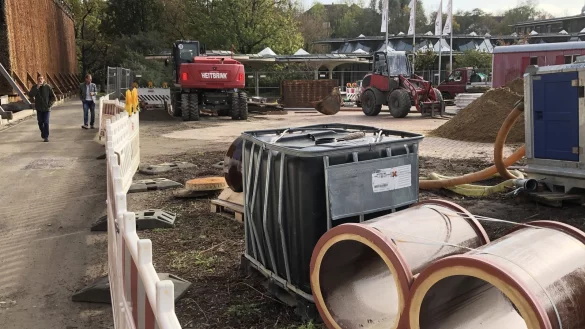 Baustelle im Herzen des Kurorts: Auf dem &bdquo;Roten Platz" laufen die Vorarbeiten f&uuml;r den Austausch einer maroden Sole-Leitung in der Erde. Anschlie&szlig;end sind der Platz selbst und das Erlebnisgradierwerk (hinten links) dran. - &copy; Thomas Reineke