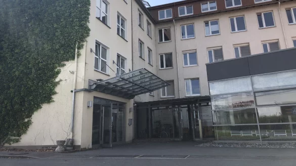 Das ehemalige Kreiskrankenhaus in Schötmar beherbergt heute unter anderem eine geriatrische Tagesklinik. Es soll nun teilweise abgerissen werden. - © Sven Kienscherf