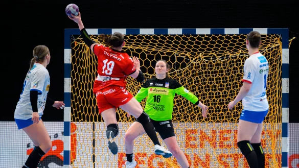 Blombergs Torhüterin Melanie Veith stellt sich bei einem weiteren Torwurf der Ludwigsburgerin Anne With Johansen in den Weg. Foto: Marco Wolf - © Marco Wolf