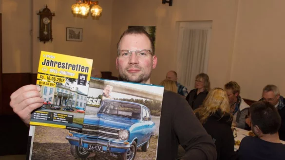 Einladung: Gerd Frewert zeigt das Plakat zum Treffen der Alt-Opelfreunde. - © Raphael Bartling