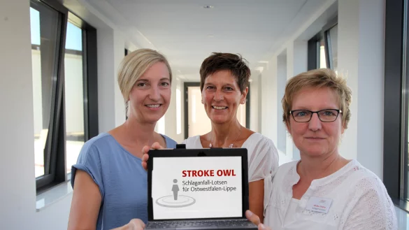 Mit Begeisterung dabei: (von links) Kathrin Engelage, Birgit Gilke und Meike Finkler sind die Schlaganfall-Lotsen des Klinikums. Sie helfen den Patienten nach der Entlassung. Das Projekt Stroke OWL wird wissenschaftlich begleitet. - &copy; Bernhard Preuss