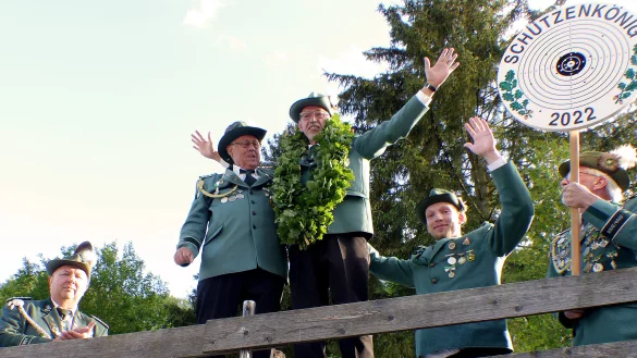 Bierk&ouml;nig Steven Martin (Mitte, links) und Sch&uuml;tzenk&ouml;nig Jens Simpson pr&auml;sentieren sich den Sch&uuml;tzen. - &copy; Rudi Rudolph