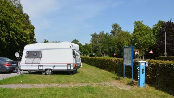 Unscheinbar: Noch ist der Wohnmobilstellplatz am Blomberger Ostring nicht besonders attraktiv. Oft campieren hier unberechtigterweise auch Wohwagengespanne. F&uuml;r 60.000 Euro soll der Platz modernisiert werden. - &copy; Tanja Watermann