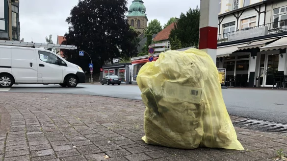 Gespr&auml;chsthema: der Gelbe Sack. - &copy; Sven Kienscherf