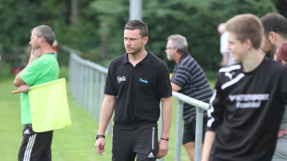 Greift mit den SF Oesterholz-Kohlst&auml;dt wieder an: Trainer Eugen Schlej (Mitte). - &copy; Sebastian Lucas