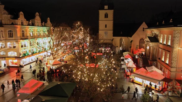Der Detmolder Advent bringt den Marktplatz zum leuchten. Jeden Tag wird eine andere Hütte besonders in Szene gessetzt. - © Archivdoto: Bernhard Preuß