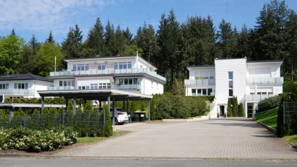 Auf einem 3.200 Quadratmeter gro&szlig;en Grundst&uuml;ck am Senner Hellweg sind vor einigen Jahren in direkter Waldrandlage zwei Stadtvillen mit elf Eigentumswohnungen entstanden. - &copy; Susanne Lahr