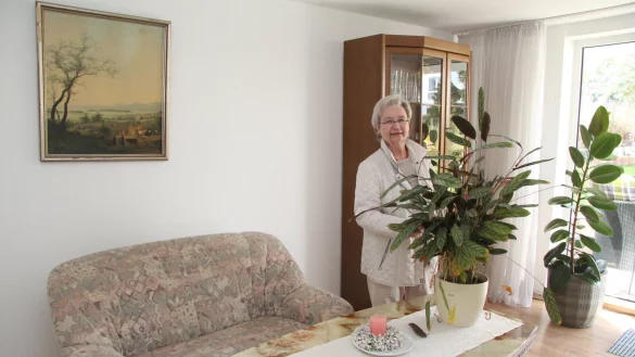 Ingrid Eichhorn-Stamac in einer der senioren- und behindertengerechten Wohnungen, die die Mieter Hals &uuml;ber Kopf r&auml;umen mussten. Ein paar M&ouml;bel sind zur&uuml;ck geblieben. Die Wohnung steht zur Wiedervermietung an - ohne den fr&uuml;her &uuml;blichen Service. - &copy; Dieter Asbrock