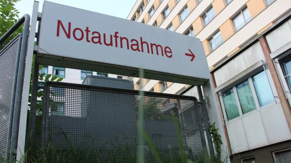 Ende 2019 bringt ein Rettungswagen eine kranke 12-J&auml;hrige in der Notaufnahme des Klinikum Lippes. Das M&auml;dche wird &uuml;ber Nacht station&auml;r aufgenommen, die Mutter weicht nicht von seiner Seite. Elf Stunden sp&auml;ter ist das Kind tot. Nun muss sich das damals behandelnde Klinik-Personal wegen fahrl&auml;ssiger T&ouml;tung vor dem Amtsgericht verantworten. - &copy; Janet K&ouml;nig