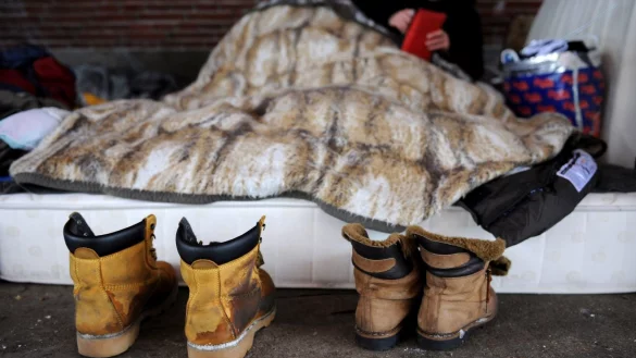 Die Schuhe zweier Obdachlosen stehen vor dem Schlaflager. 400 Wohnungslose hat allein die Stadt derzeit in ihren Einrichtungen untergebracht. Viele bleiben aber auch drau&szlig;en. - &copy; Symbolfoto: picture alliance
