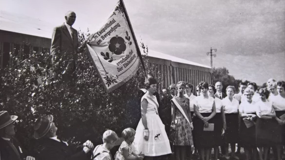 Stolz: Der kontinuierlich wachsende Chor weiht zur Feier seines 50-jährigen Bestehens 1960 seine neue Vereinsfahne, auf der es heißt: „In Leopoldstal am Bergeshang erschalle froh der Liederklang“. - © privat