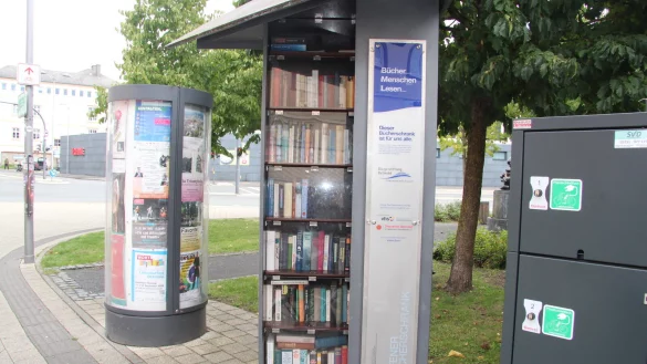 Der B&uuml;cherschrank kann von jedermann best&uuml;ckt werden und von jedem genutzt werden. - &copy; Cordula Gr&ouml;ne