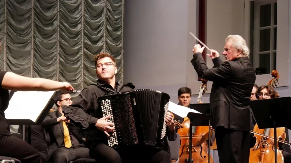 Deutsche Erstauff&uuml;hrung. Der polnische Akkordeonist Marciej Frackiewicz interpretiert das ihm gewidmete Akkordeonkonzert seines Landmannes Mikolaj G&oacute;recki mit dem Detmolder Kammerorchester unter Leitung von Daniel Stabrawa mit viel Verve. - &copy; Thomas Kr&uuml;gler