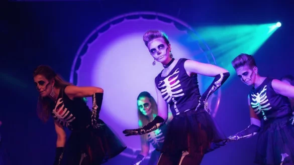 Carolin Erper tauchte mit den &bdquo;Reaper and Bones" vor zwei Jahren in das schwarze Licht auf der B&uuml;hne des Berlebecker Karnevals. Auch in diesem Jahr wird es bei der Gr&uuml;n-Wei&szlig;en Nacht ein buntes Showprogramm und einen Kost&uuml;mwettbewerb geben. - &copy; Torben Gocke