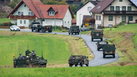 Milit&auml;rfahrzeuge - &copy; Foto: Armin Weigel/dpa/Archiv