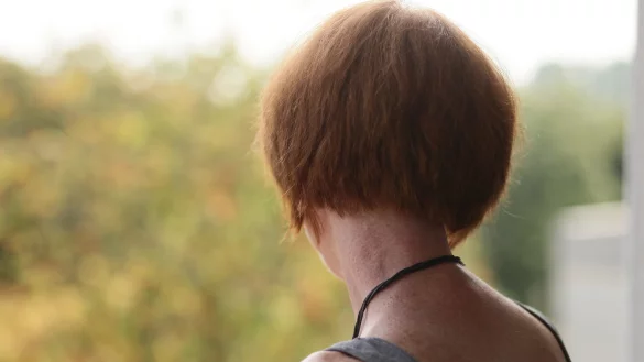 Judith Kaloga genie&szlig;t wieder den Blick von ihrem Balkon. Noch vor kurzem rang sie nach einer Legionellen-Erkrankung mit dem Tod. - &copy; Stefan Becker