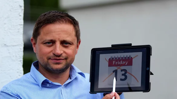 Damian Kempin, Chef der Steuer- und Wirtschaftsberatung &bdquo;Die Steuerlotsen" in Detmold, will mit der Vier-Tage-Woche gut ausgebildete Fachkr&auml;fte f&uuml;r seine Kanzlei gewinnen. - &copy; Dirk Baldus(LZ)