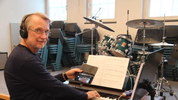 Hadlef Schinke gibt in der Musikschule Online-Unterricht. Sein Handy nutzt er, um am Piano etwas zu verdeutlichen. - &copy; Cordula Gr&ouml;ne(LZ)