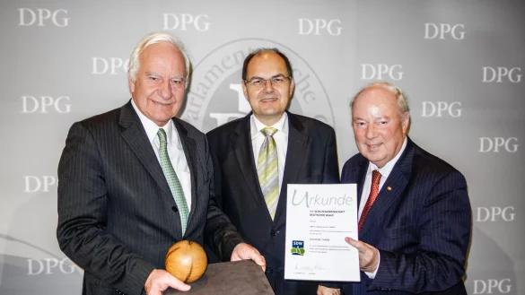Verleihung der goldenen Tanne: Cajus Caesar, Chirstian Schmidt (Bundesminister für Ernährung und Landwirtschaft, Dr. Wolfgang von Geldern (Präsident der Schutzgemeinschaft Deutscher Wald) - © Alex Trobisch