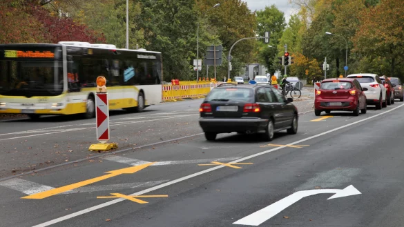 Deutlichere Spurf&uuml;hrung: Die &Auml;nderung der rechten Spur, die jetzt nur noch f&uuml;r Abbieger ist, ist besser erkennbar, nachdem der geradeaus zeigene Teil des Pfeil &uuml;bermalt statt nur durchkreuzt ist. - &copy; Bernhard Preuss