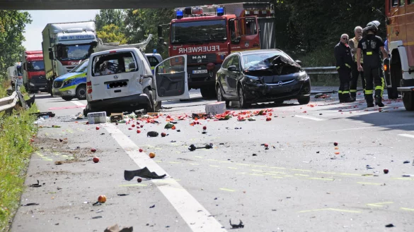 Drei Autos sind an dem Unfall auf der Ostwestfalenstra&szlig;e beteiligt. - &copy; Eva Morenz