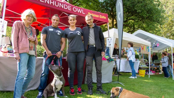 (Von links) Tierheim-Sprecherin Maria Toman mit Fabian Heidekorn, Saskia Schulz, und Markus Flocke von der IG Listenhunde OWL, die sich beim Tag der offenen T&uuml;r den Besuchern vorstellen. - &copy; Raphael Bartling