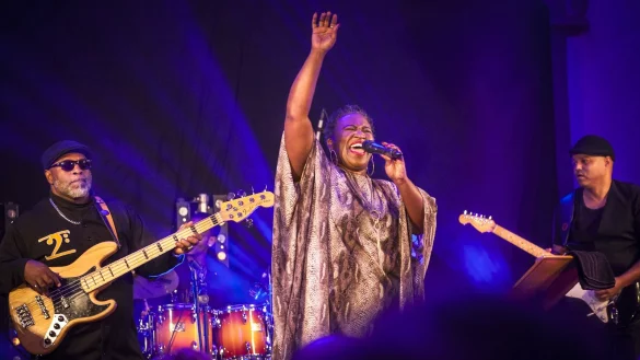 Lebt die Musik: Ingrid Arthur und ihre Band reißen mit ihren Songs aus Pop und Soul das Publikum in der vollbesetzten Dorfkirche mit. - © Laurenz Tegethoff