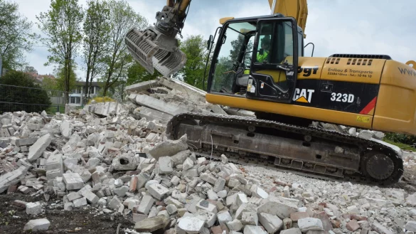 Nur noch Steine: Die Bagger rollen und rei&szlig;en das ehemalige Gotteshaus an der Zeppelinstra&szlig;e ab. Hier sollen in etwa acht bis zehn Wochen die Bauarbeiten beginnen. Foto: Karin Prignitz - &copy; Karin Prignitz