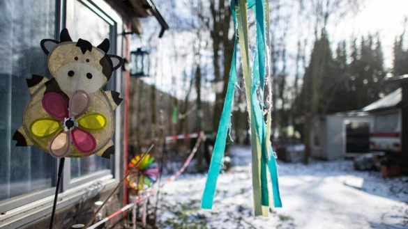 Im lippischen L&uuml;gde: Windspiele an einem Geb&auml;ude auf dem Campingplatz &bdquo;Eichwald&ldquo;. Auf dem Gel&auml;nde waren Kinder f&uuml;r Pornodrehs missbraucht worden. Drei Tatverd&auml;chtige sitzen in U-Haft. Foto: DPA - &copy; Guido Kirchner