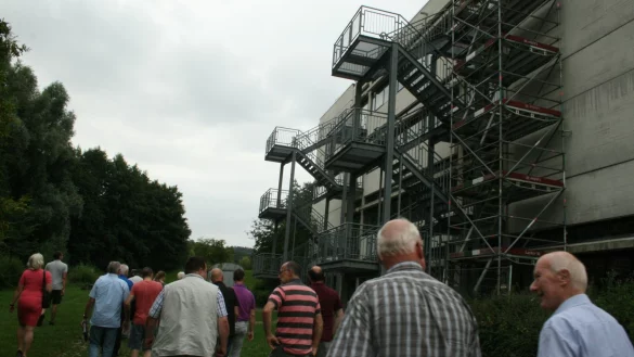 Zunehmender &Auml;rger: Die Mitglieder des Extertaler Bauausschusses lassen sich die Sanierung der Sekundarschule erl&auml;utern. Es gibt viel Kritik. Auf dem Foto ist rechts das Bauger&uuml;st zu sehen. Es steht seit September, weil die Dachsanierung nicht so gelaufen ist, wie die Gemeinde sie sich vorgestellt hat. - &copy; Sylvia Frevert