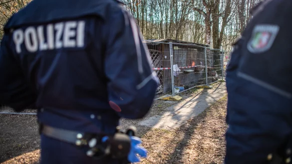 Auf dem Campingplatz Eichwald stehen vor der inzwischen eingez&auml;unten Parzelle des mutma&szlig;lichen T&auml;ters zwei Polizeibeamte. Nach der Verurteilung der beiden Hauptangeklagten im Missbrauchsfall von L&uuml;gde beginnt jetzt die parlamentarische Aufarbeitung. - &copy; Guido Kirchner/dpa