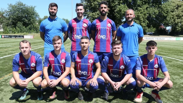 Neu beim TBV: Trainer Ilker Siviloglu (hinten rechts) und &bdquo;Co" Dennis Dinkelborg (hinten links) mit (weiter von links) Mehmet T&uuml;kharn und Oguzhan Topalca sowie (vorne von links) Marvin Fuchs, Louis Hagemmann, Sinan Siviloglu, S&uuml;heyd Bal, Milan Rodovanovic. - &copy; Paul Cohen