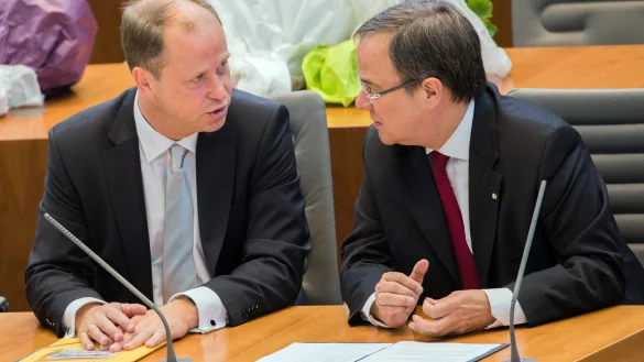 Der Ministerpräsident Armin Laschet im Gespräch mit seinem Vize Joachim Stamp. - © dpa