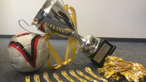 Die Eintrittsbändchen und der Pokal. - © Sebastian Lucas