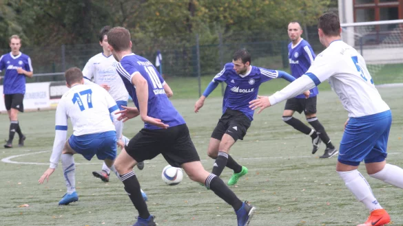 Mittelfeldmotor: Schlangens Artur Wiegel (am Ball) kurbelte das Spiel seiner Mannschaft unerm&uuml;dlich an, blieb jedoch zuweilen im Dickicht der vielbeinigen Jerxer Abwehr (links Tim Kei&szlig;elt) h&auml;ngen. Rechts im Hintergrund: Dennis Wittmann. - &copy; Dietmar Welle