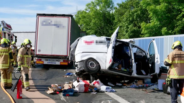 Das zertr&uuml;mmerte Wrack, in dem der junge Mann starb, schleuderte gegen die rechte Schutzplanke; der Sattelzug prallte noch auf zwei andere Lastwagen. - &copy; Ralph Meyer