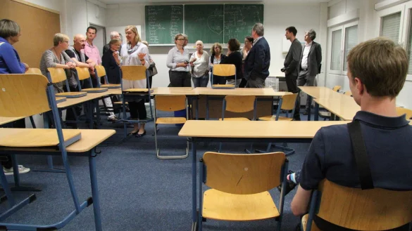 Politiker dr&uuml;cken die Schulbank: Die Mitglieder des Ausschusses f&uuml;r Bildung und Kultur machen sich ein Bild von den Zust&auml;nden in den Containern am Schulzentrum Lohfeld. - &copy; Dieter Asbrock