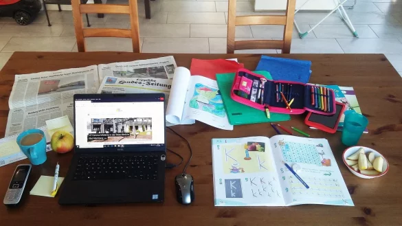 Im Homeoffice vermengt sich der eigene Job mit der Rolle des Lehrers.
Drei Wochen &bdquo;Distanzlernen" sind um. Vier LZ-Redakteure schildern ihre Erfahrungen. - &copy; Meike Groppe