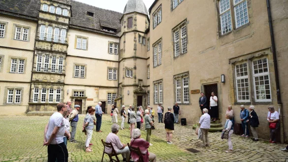Fast 60 G&auml;ste wandelten auf den Spuren der F&uuml;rstin Pauline auf dem Schloss Varenholz. - &copy; Nicole Ellerbrake