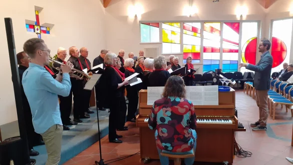 Versteht sich auf fr&ouml;hliche wie auch auf ernsthaftere Lieder: der gemischte Chor Leopoldstal bei seinem Fr&uuml;hlingskonzert. - &copy; Gemischter Chor Leopoldstal