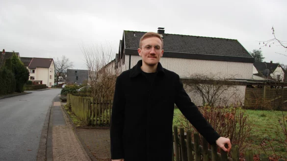 Lasse Huxoll am der Gr&uuml;nfl&auml;che an der H&auml;ndelstra&szlig;e, die bald wieder zum Spielplatz wird. Viele junge Familien sind im Viertel zugezogen. - &copy; Katrin Kantelberg