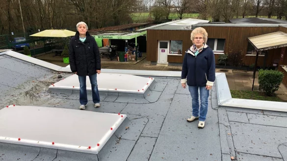 Angelika Szrama und Ursula Karge stehen auf dem neuen Dach des Tierheims an der Ziegelstra&szlig;e. - &copy; Sven Kienscherf