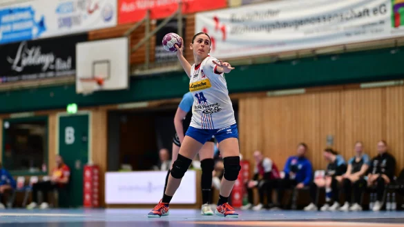 Mit ihrem verwandelten Siebenmeter nach der Schlusssirene sorgte Blombergs Linksaußen Ona Vegué für einen Drei-Tore-Vorsprung. - © Photo: Felix Schlikis/Lobeca.de