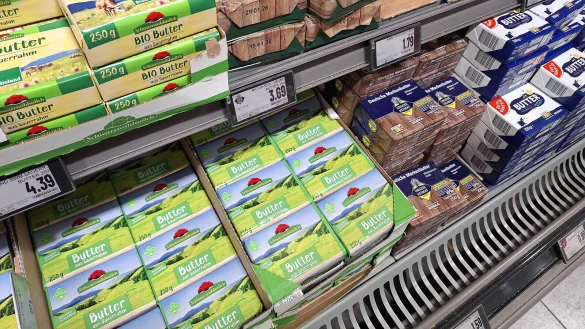 Butterpreise im Keller: Der Preiskampf bei Discountern bedroht die Existenz der Milchbauern. - &copy; picture alliance / Eibner-Pressefoto