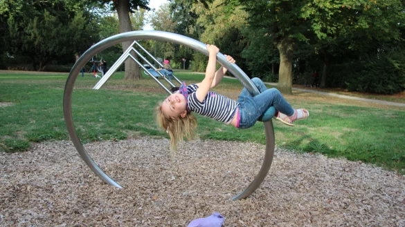 Die &bdquo;Testerin" bei der Arbeit: Mireen hat den Dreh schnell raus. Im Hintergrund erklimmt Maira ein weiteres Gebilde. - &copy; Foto: Marlen Grote