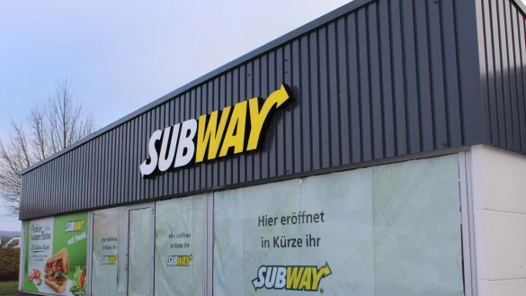 Noch ist das Lokal verh&uuml;llt, die letzten Arbeiten liefen am Freitag noch. Aber ab Montag k&ouml;nnen die Kunden hier ihre Sandwiche bestellen. - &copy; Nadine Uphoff