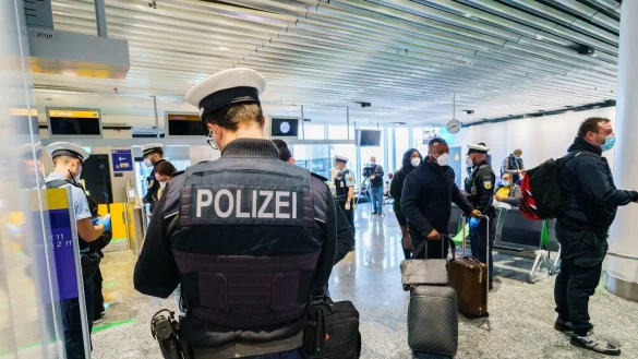 Ankunft am Flughafen Frankfurt - &copy; Foto: Andreas Arnold/dpa
