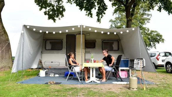 Urlaub auf dem Campingplatz - &copy; Foto: Tobias Hase/dpa-tmn