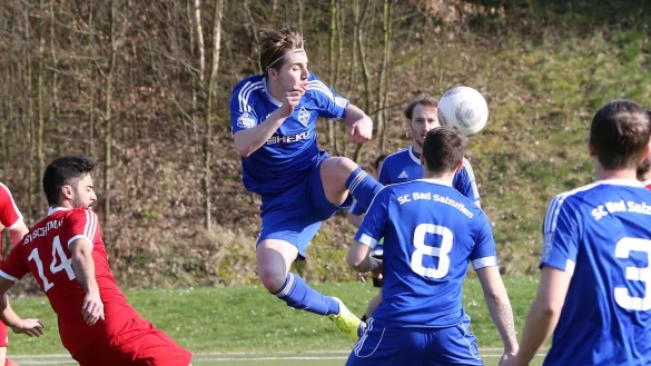 Akrobatik: Salzuflens Tuna Han Dermircan (in der Luft) wird von Sch&ouml;tmars Erol Hakan (links) nicht an seiner Flugeinlage gehindert. - &copy; Paul Cohen